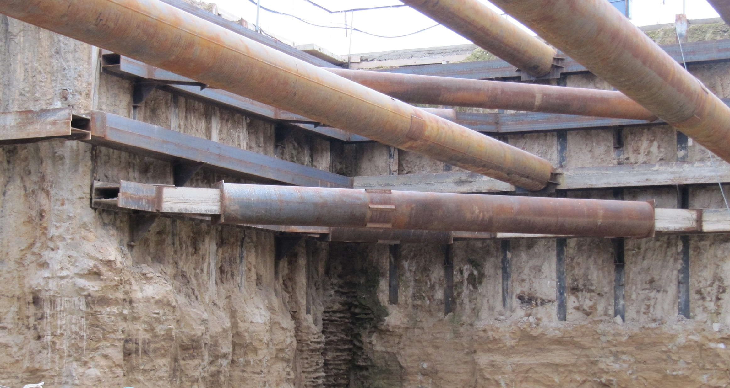 Ограждающие конструкции котлована: безопасность и эффективность строительных работ